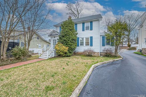 424 New York Ave, Huntington, NY, 11743-3438 | Card Image