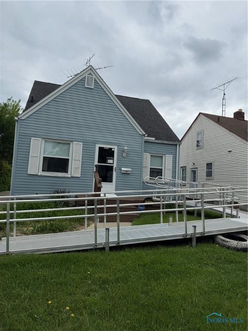 1507 Crestwood Rd, Toledo, OH, 43612-2717 | Card Image