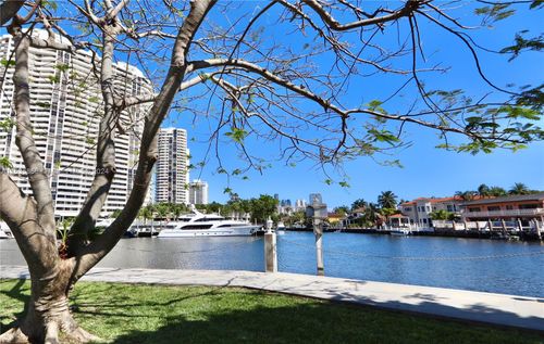 apt-t512-3030 Marcos Dr, Aventura, FL, 33160-2570 | Card Image