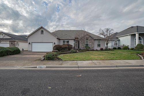 198 Prairie Landing Dr, Eagle Point, OR, 97524 | Card Image