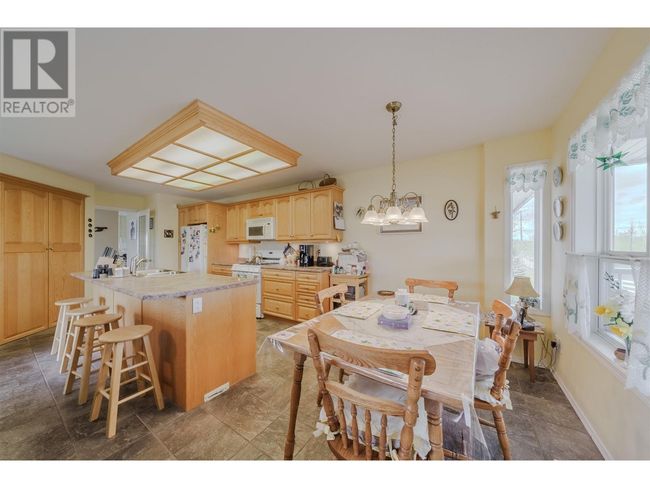8562 Skyline Dr, House other with 5 bedrooms, 3 bathrooms and null parking in 70 Mile House BC | Image 18