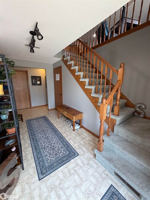 2216 Mcmullin Dr, Oskaloosa, IA, 52577-1767 | Card Image