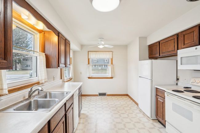 1301 Wyldhaven Avenue, House other with 3 bedrooms, 2 bathrooms and null parking in Monona WI | Image 5