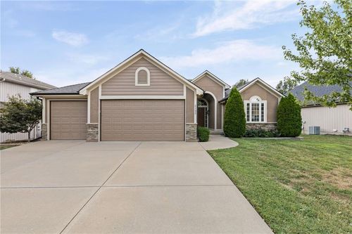 2135 Ne Sparta Dr, Blue Springs, MO, 64029-7701 | Card Image