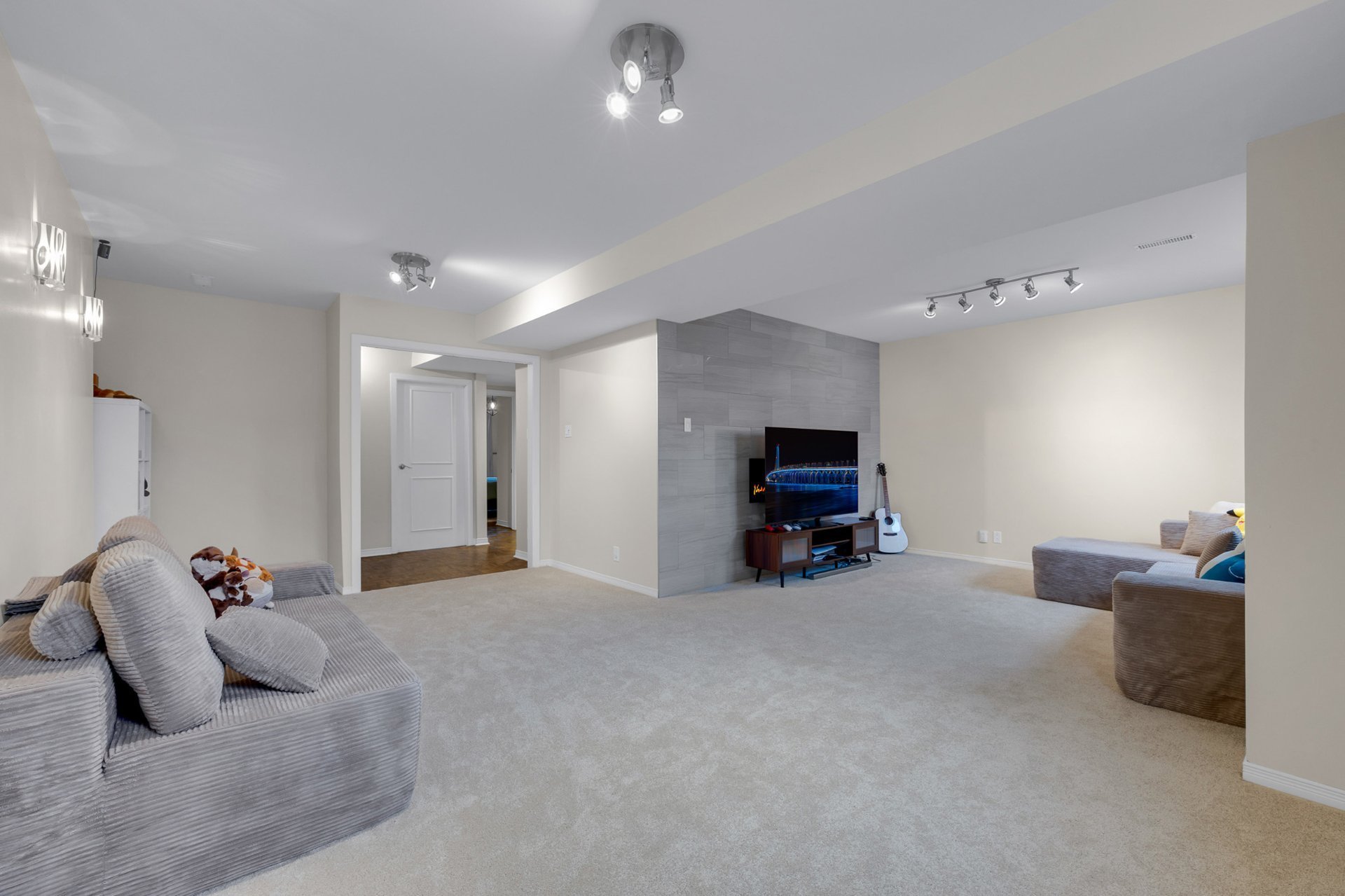 Residential in Dollard-Des-Ormeaux 5