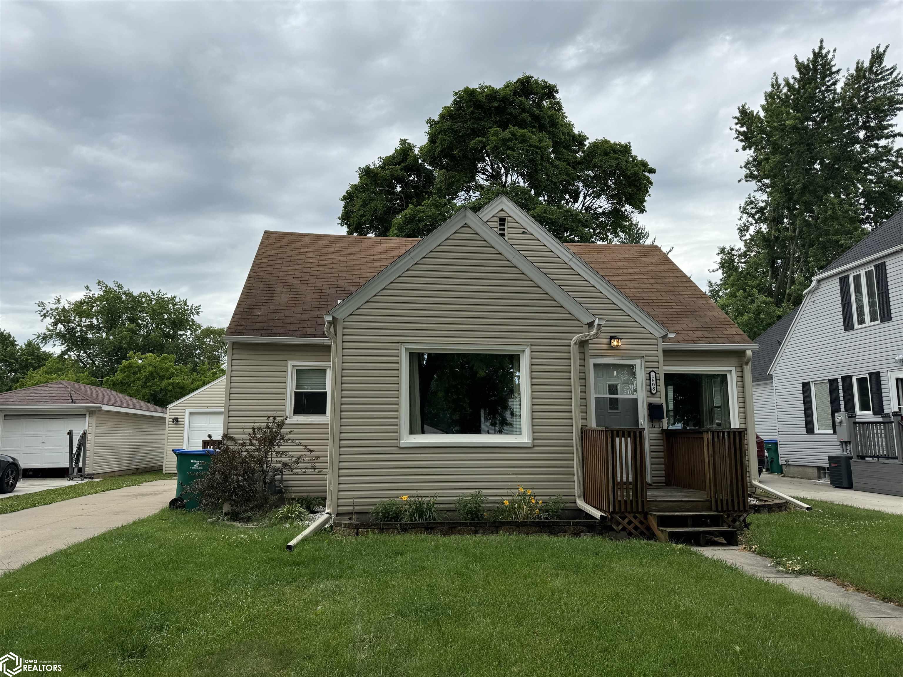 Grove St, Webster City, IA 50595