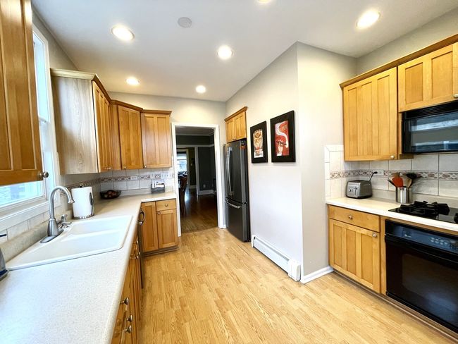 6537 N Maplewood Ave, Home with 2 bedrooms, 2 bathrooms and null parking in CHICAGO IL | Image 5
