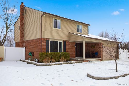 39120 Della Rosa Dr, Sterling Heights, MI, 48313-5122 | Card Image