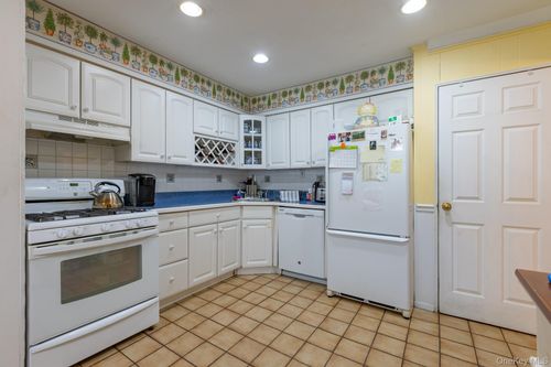 9 Duffin Ave, West Islip, NY, 11795-2305 | Card Image