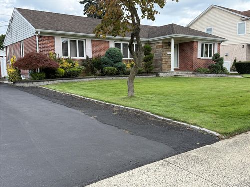 99 East St, New Hyde Park, NY, 11040-1324 | Card Image