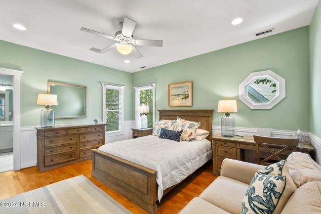 UPPER MAIN BEDROOM SUITE | Image 14