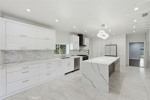 8647 Corbin Ave, Winnetka, CA, 91306-1457 | Card Image