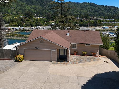 318 Del Norte Ln, Brookings, OR, 97415-9028 | Card Image