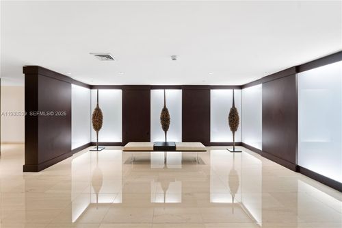 1704-900 Biscayne Blvd, Miami, FL, 33132-1562 | Card Image