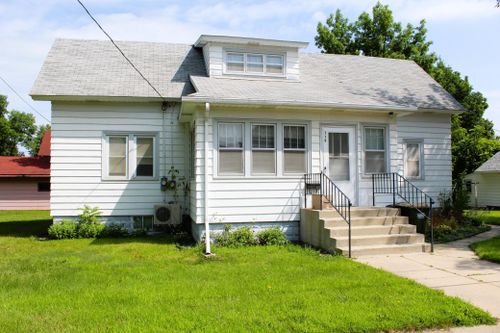 718 Minnesota St, Paynesville, MN, 56362-1121 | Card Image
