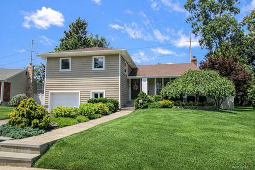 14 Townsend Pl, Syosset, NY, 11791-3910 | Card Image