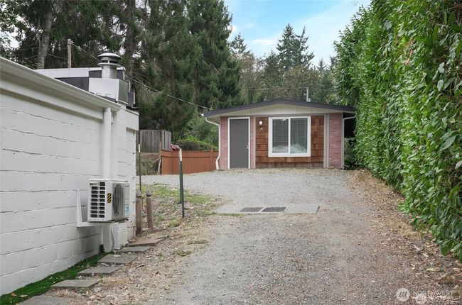 Picture showing driveway to rear building | Image 9