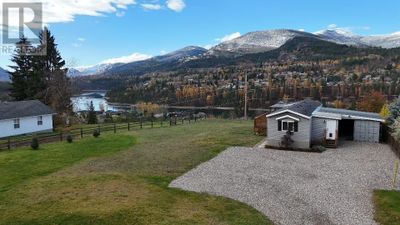 827 Columbia Rd, House other with 2 bedrooms, 2 bathrooms and null parking in Castlegar BC | Image 1