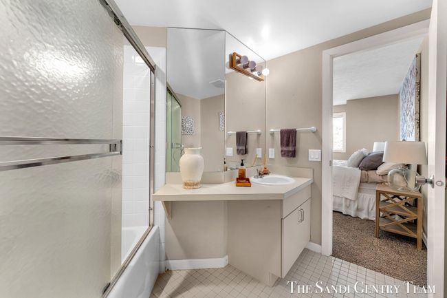 UNIT-21 - 810 S Harbor Dr, Condo with 3 bedrooms, 3 bathrooms and null parking in Grand Haven MI | Image 33