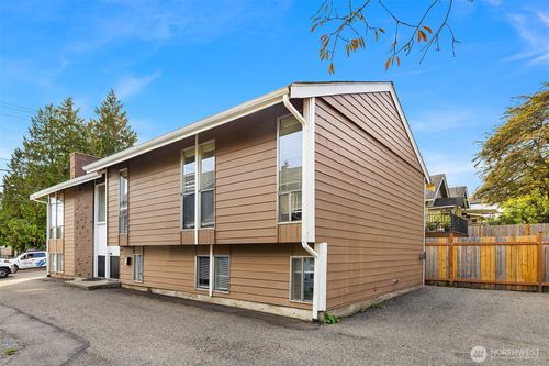 326 Ne 50th St, Seattle, WA, 98105-4828 | Card Image