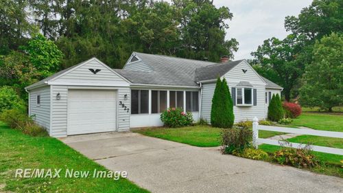 3927 State St, Bridgeport, MI, 48722-9661 | Card Image