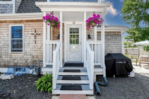 7 Bungalow Ln, Buzzards Bay, MA, 02532-4614 | Card Image