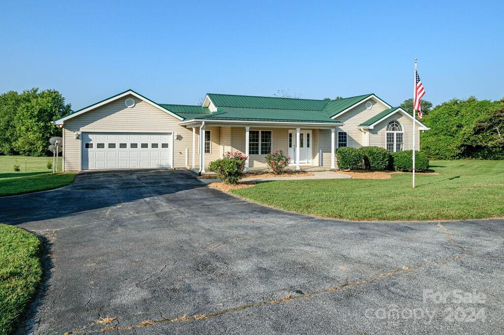 Cathy Ct, Hendersonville, NC 28792