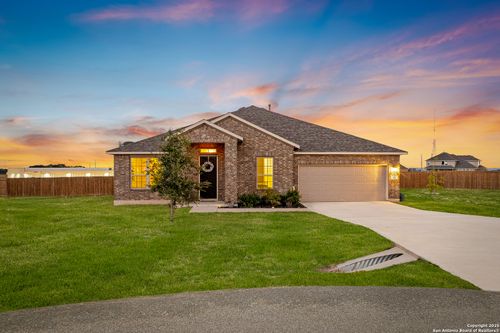 104 Scarlet Oak Cir, Floresville, TX, 78114-0077 | Card Image