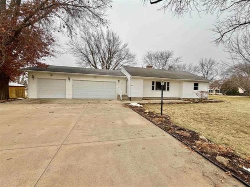 305 W Pershing St, STILLMAN VALLEY, IL, 61084-8936 | Card Image