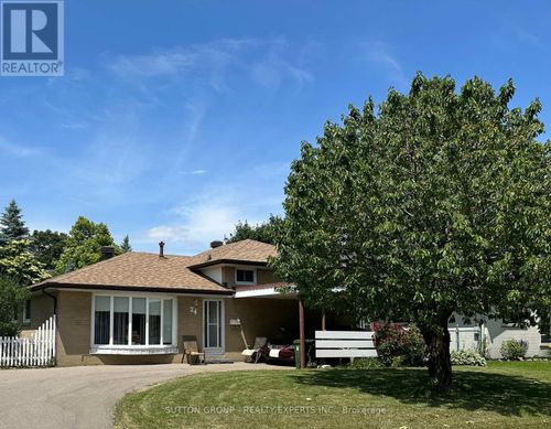 24 Vanderbrent Crescent, Toronto (Willowridge-Martingrove-Richview), ON, M9R3W8 | Card Image