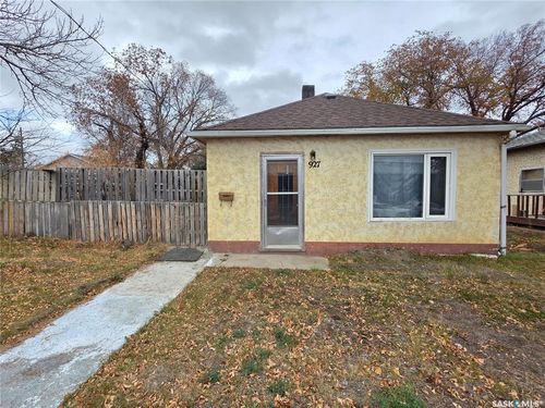 927 N Railway St E, Swift Current, SK, S9H1E4 | Card Image