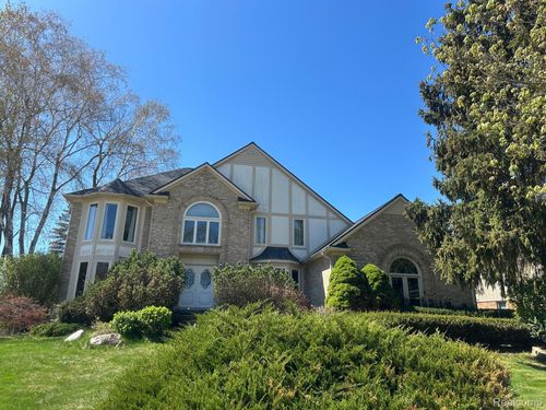 3229 Parkwood Dr, Rochester Hills, MI, 48306-3653 | Card Image