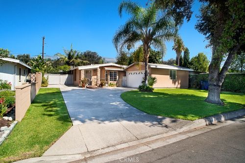 735 E Hanks St, Azusa, CA, 91702-3809 | Card Image