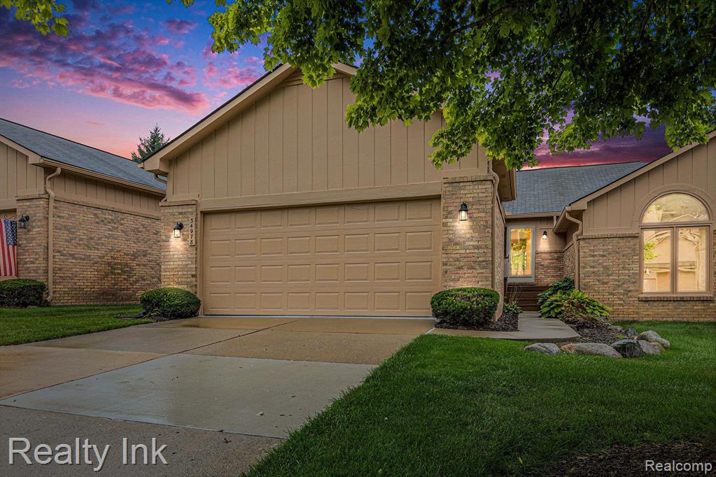 White Pine Trl, Farmington Hills, MI 48335