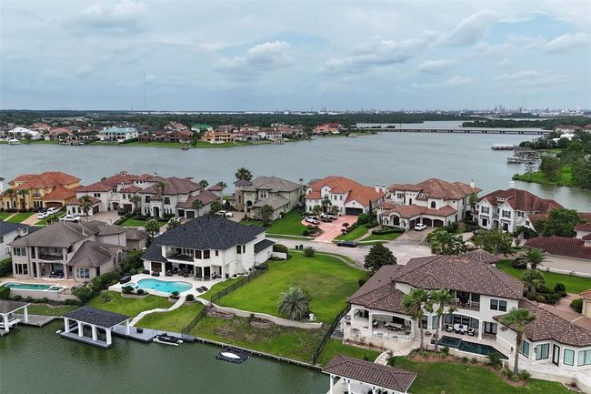 Easy access to 146, to take you to Houston or Galveston. Fine dining is just a short boat or car ride away! | Image 20