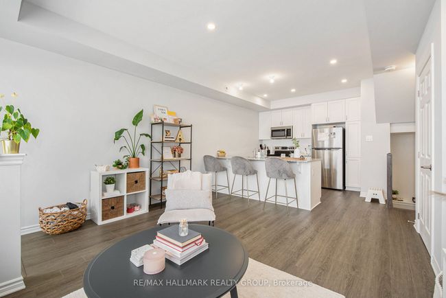 814 Mikinak Rd, Condo with 2 bedrooms, 1 bathrooms and 1 parking in Ottawa ON | Image 4