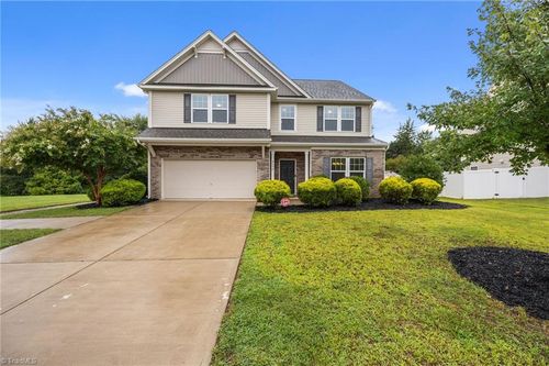 4398 Lochurst Dr, Pfafftown, NC, 27040-9819 | Card Image