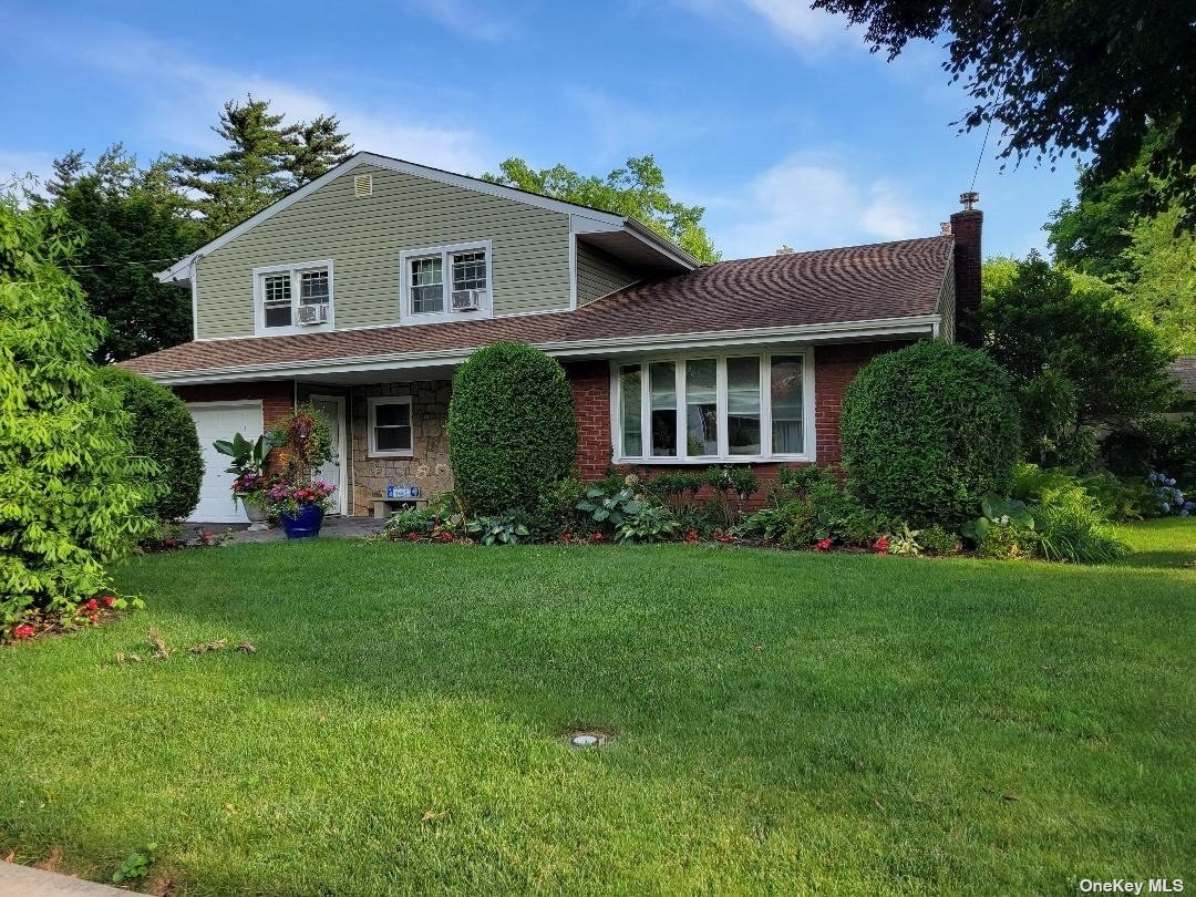 Livingston St, Westbury, NY 11590