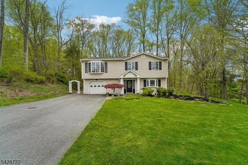 42 Scenic Dr, Green Twp, NJ, 07821-2206 | Card Image