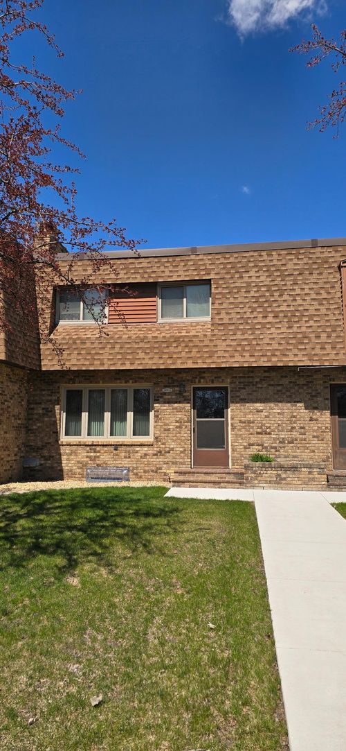 h-1402 E Gateway Cir S, Fargo, ND, 58103-3675 | Card Image
