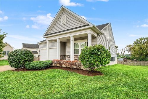562 Recess Dr, Riverside, OH, 45404-1882 | Card Image
