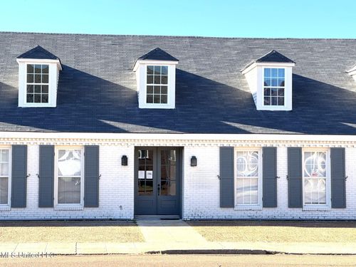 104 S Wall St, Natchez, MS, 39120-3477 | Card Image