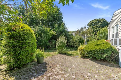 5718 Hewlett St, Little Neck, NY, 11362-2231 | Card Image