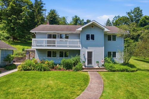 811 Middle Pownal Rd, Bennington, VT, 05201-8606 | Card Image