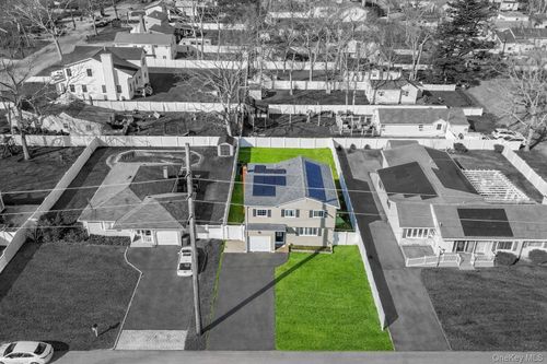 214 Woodycrest Dr, Holtsville, NY, 11742-1715 | Card Image