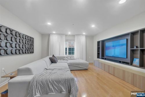 547 Gorge Rd, Cliffside Park, NJ, 07010-2260 | Card Image