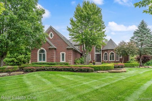 2737 Pebble Beach Dr, Oakland, MI, 48363-2452 | Card Image