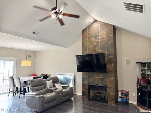 7211 Addington Dr, Commerce Twp, MI, 48390-4010 | Card Image