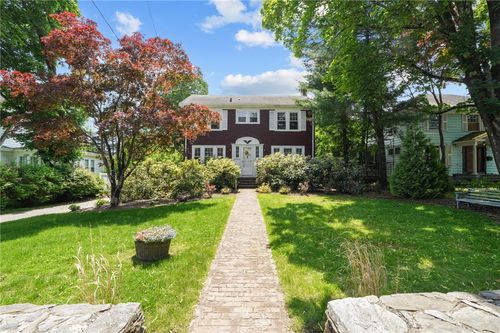 112 County Rd, Barrington, RI, 02806-4511 | Card Image