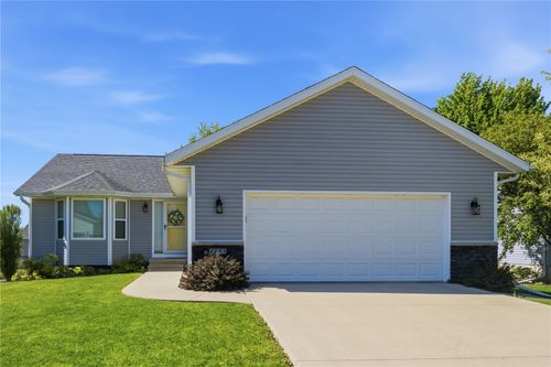 1005 Ashford Dr Ne, Cedar Rapids, IA, 52402-6748 | Card Image